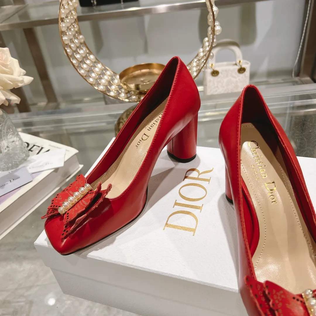 👟👟Ex-factory price 560👟👟 2024 early spring new style ◼️Dior ◼️Dior spring and summer latest fashion show haute couture series sandals Bow Mary Jane ——— Ldylle retro Roman style doll women's sandals CD pearl five metal buckle bow low-heeled women's single shoes Original development top high-end version Material: imported cow patent leather upper + water-dyed sheepskin lining + original molded pearl buckle + Italian genuine leather outsole Size: 34-40 (34.40. Customization is non-refundable and non-exchangeable) Heel height: 4.5cm 8.5cm